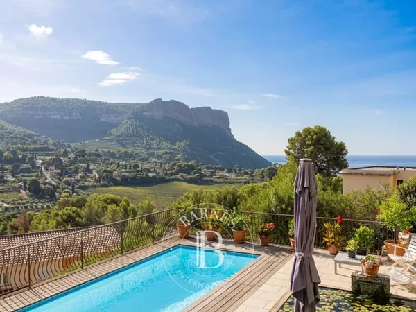 CASSIS MAISON VUE MER ET CAP CANAILLE TERRASSE PISCINE JARDIN PARKING