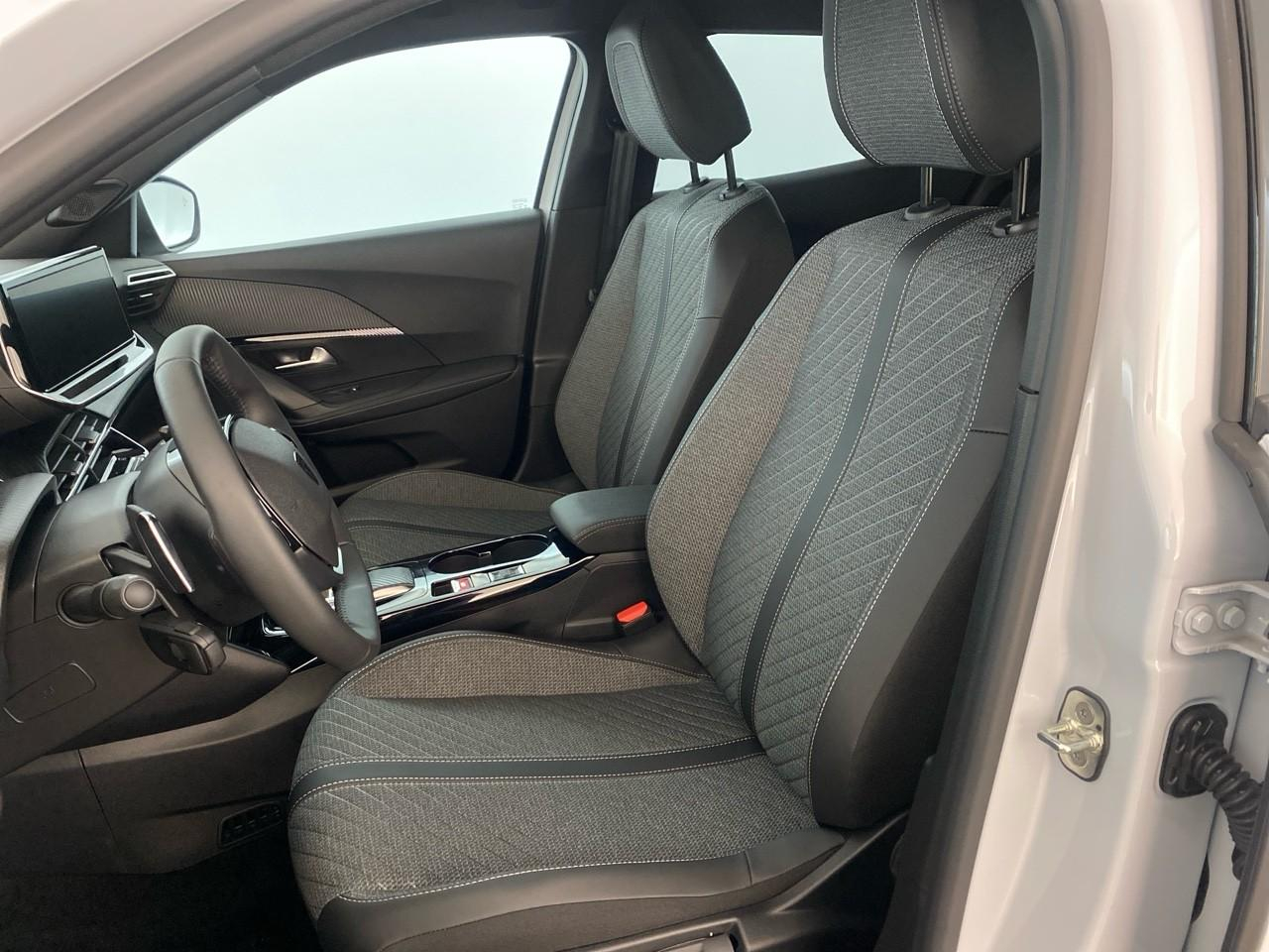 Peugeot 2008 hybrid 145 ch e-dcs6 allure — photo 9
