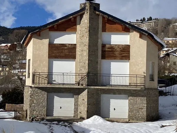 FONT-ROMEU - Joli demi-chalet à vendre composé de 4 pièces avec garage
