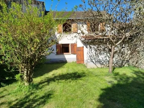 Maison avec dépendances et terrain