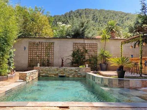 Grande propriété de 208m2 à la Moutonne, piscine, jardin sans vis-à-vis, fort potentiel