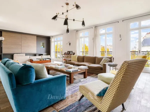 Paris XVIIe - Malesherbes. Duplex familial et de réception - superbes volumes.