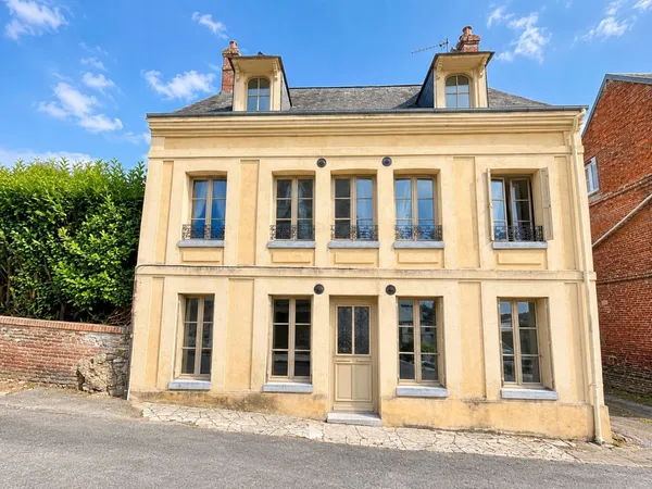 Maison de ville au beau potentiel à Cany Banville