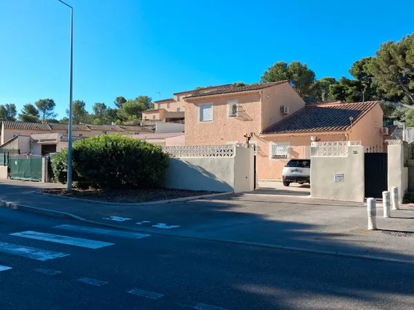 415 000 Euros - MARTIGUES Maison 180 m2 avec garage fermé sutué à 15 m du centre ville du TGV et aér