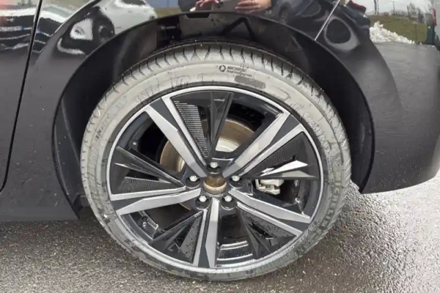 Peugeot 308 phev 180 e-eat8 — photo 12