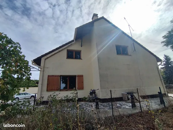 Grande maison traditionnelle des années 90 à fort potentiel