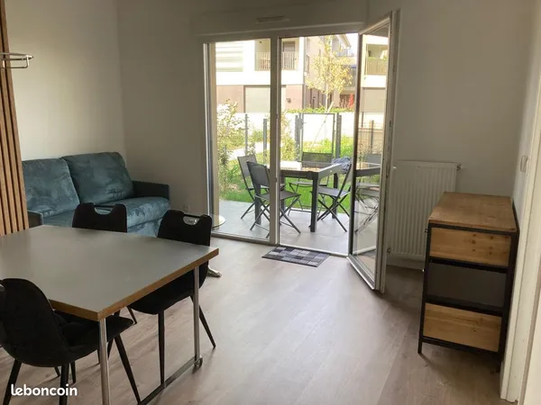 ST BONNET DE MURE, TRES BEAU T2 NEUF MEUBLE de 45 m2 + parking sécurisé+ jardin 41 m2+ terrasse 11 m