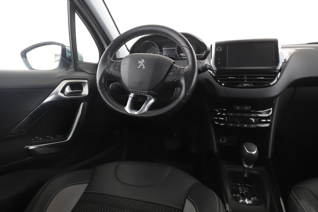 Peugeot 2008 1.2 PureTech Allure EAT6 — photo 12