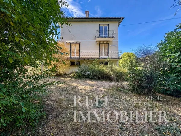 Maison des années 70 avec jardin arboré de 1 000 m² / Proche de l'IUT d'Auch