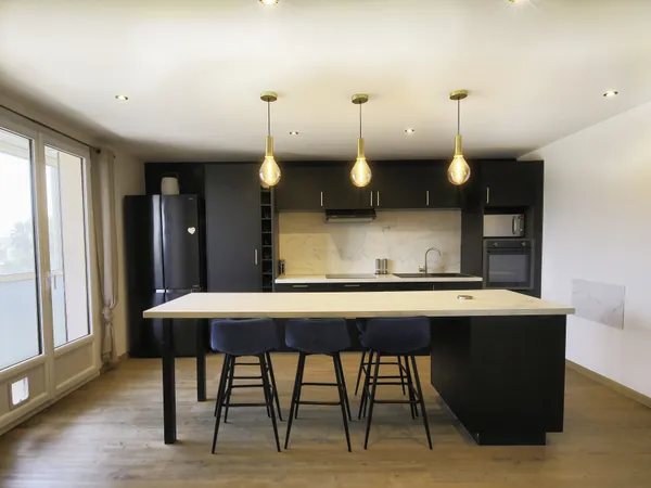 Appartement T4 3 chambres, balcon et garage à vendre à Hyères, quartier de la gare