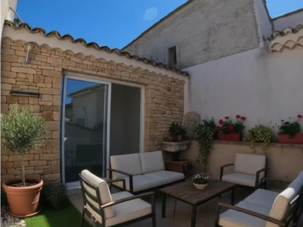 Le Thor, toit-terrasse et garage au coeur du village