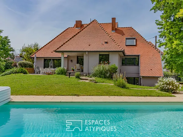Maison d'architecte et son jardin arboré avec piscine