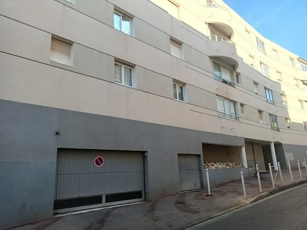 appartement T2 / 46 M2 + Véranda fermée 4M2 St Roch TOULON