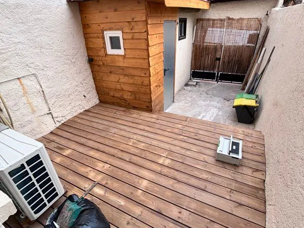 Petite maison individuelle avec extérieur