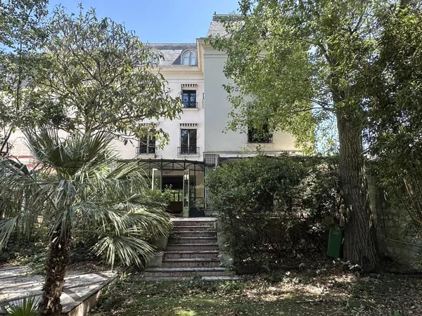 Paris 16e - Rare Maison avec jardin clos, parking et même vue sur la Tour Eiffel !