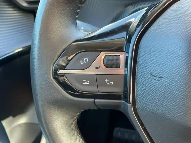 Peugeot 208 e- 136ch allure pack — photo 12