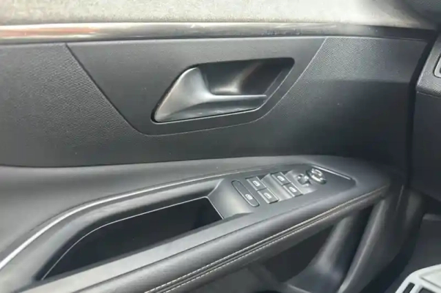 Peugeot 3008 hybrid4 300 e-eat8 — photo 19