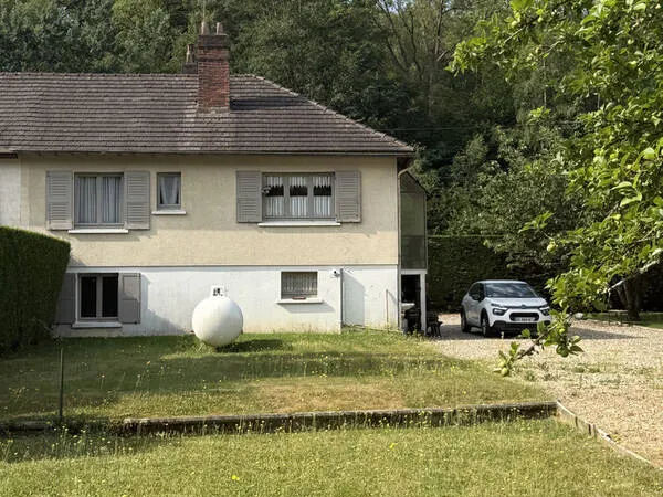 Maison sur sous-sol total avec grand terrain paysage
