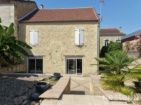 A Vendre Maison de ville en pierre rénovée avec cour intérieure et piscine au centre-ville de Condom