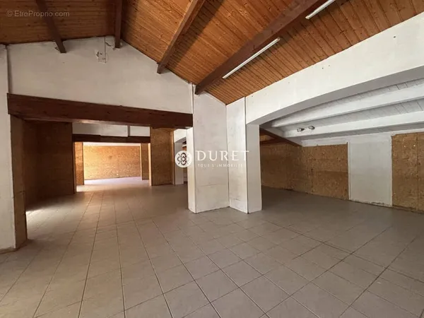 Commerce 200 m²