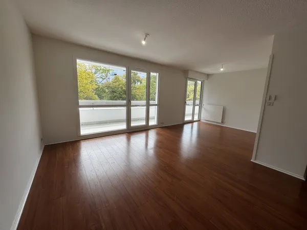 Pessac (sortie 14) - Grand T3 de 86 m2 avec balcon et place
