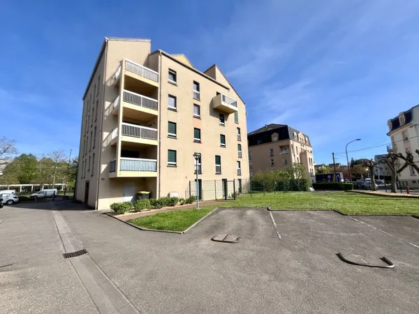 SABLON : Appartement 3 pièces de 64m2 avec stationnement pri