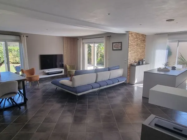 Maison familiale de 125 m² avec piscine et garage