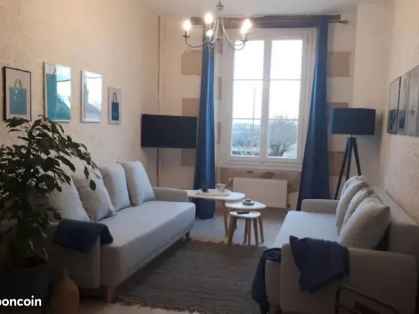 Loue appartement meublé de 100 m2 centre de Couhé (30 min de Poitiers / futuroscope) dans grande dem