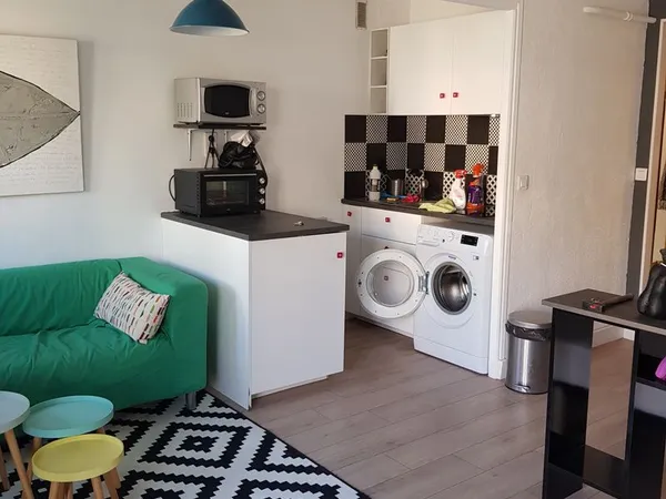 ANTIBES CENTRE - STUDIO MEUBLÉ 28 m² - 5e ÉTAGE - BALCON