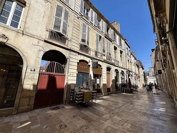 Coeur de ville : STUDIO au calme en parfait état