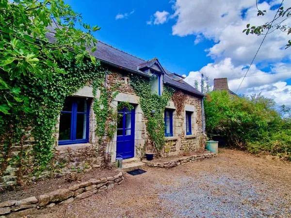 MORBIHAN Belle maison en pierre de 3 chambres et mezzanine 'studio' avec garage, dépendances et terr