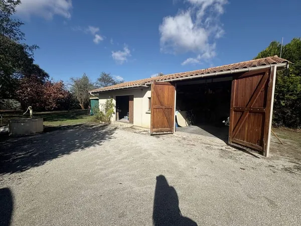 PAREMPUYRE - EXCLUSIVITÉ Parcelle de terrain de 550 m2 envir