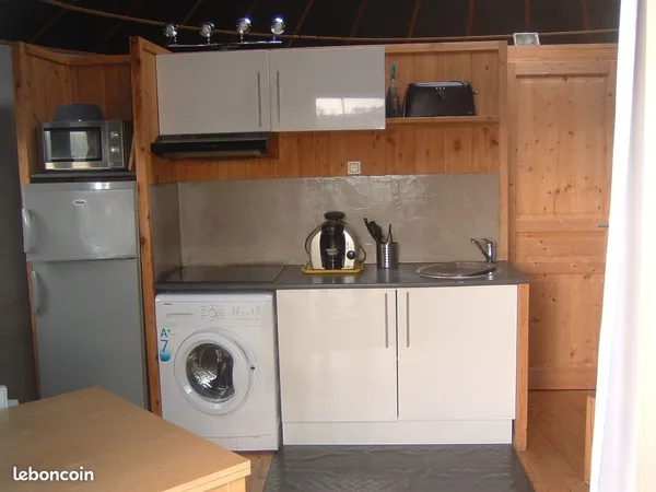 LOCATION TOUT CONFORT 35m² + TERRASSE . AU CALME . 550 c.c