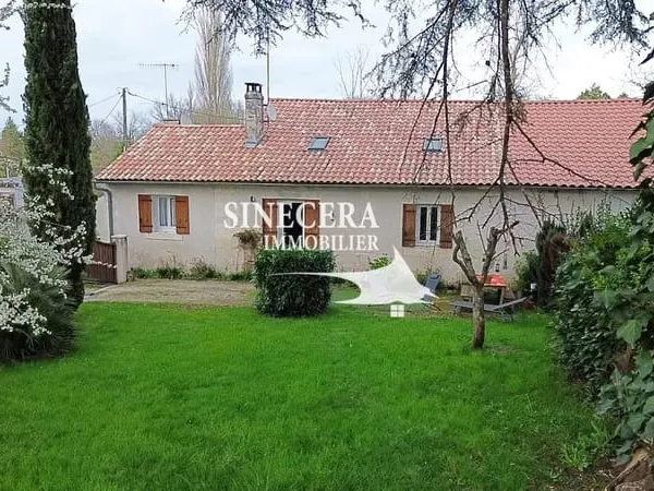 Maison en pierre située au coeur d'un hameau