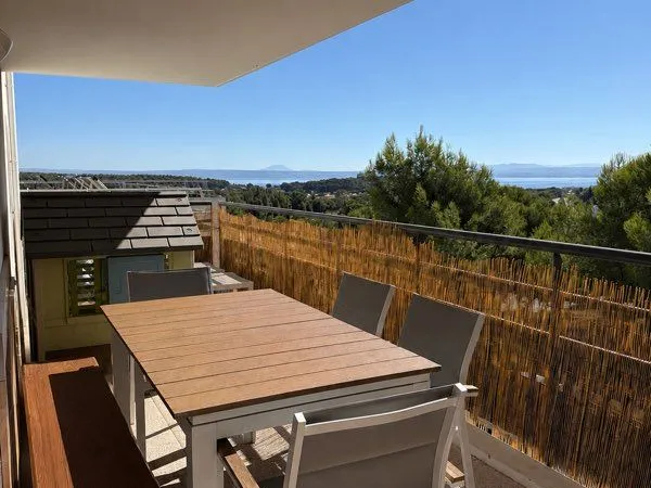 Appartement T4 79m2 avec grande terrasse, vue étang, garage et piscine