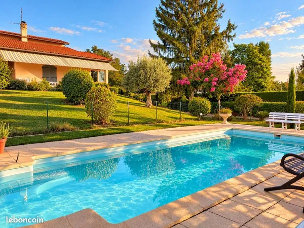 Maison 168 m² hab. (≈ 310 m² utiles avec véranda chauffée), piscine, parc 2 800 m² + 1,6 ha avec bât