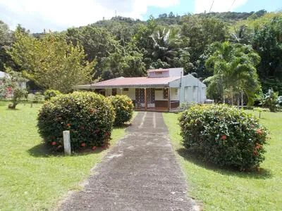 MAISON ATYPIQUE SUR BEAU TERRAIN AVEC ESPACES CONVIVIAUX