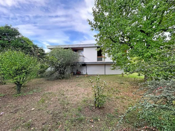 La maison d'architecte des années 1965 a deux pas des transports