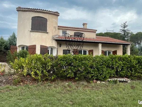 BEAU MAS PROVENÇAL F5 de 136 m2 avec terrain arboré de 2000 m2