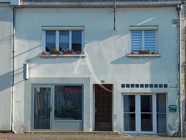MAISON D'HABITATION EN BON ÉTAT ? FORT POTENTIEL COMMERCIAL OU LOCATIF