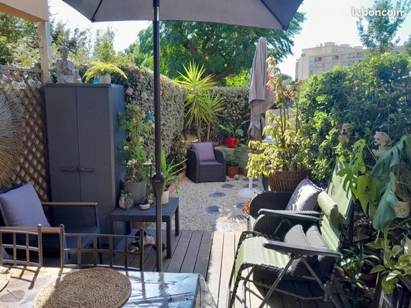 LE LAVANDOU - REZ-DE-JARDIN AVEC JARDIN PRIVATIF 20 m², TERRASSE COUVERTE ET PARKING