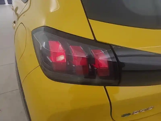 Peugeot 208 electrique 50 kwh 136ch — photo 17