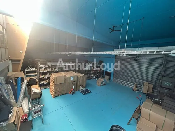 Local d'activité 555 m²