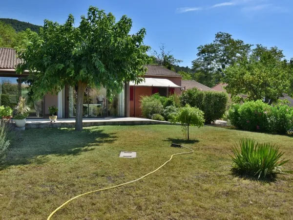 CARREFOUR BLÉONE-DURANCE  Villa traditionnelle de plain-pied en parfait état avec véranda, jardin e