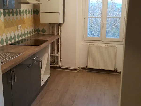 T3 lumineux en dernier étage et bien situé