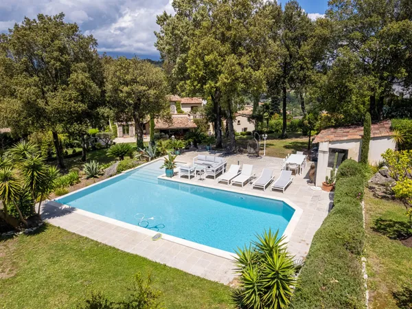 Élégante propriété provençale avec piscine à débordement Village de Biot