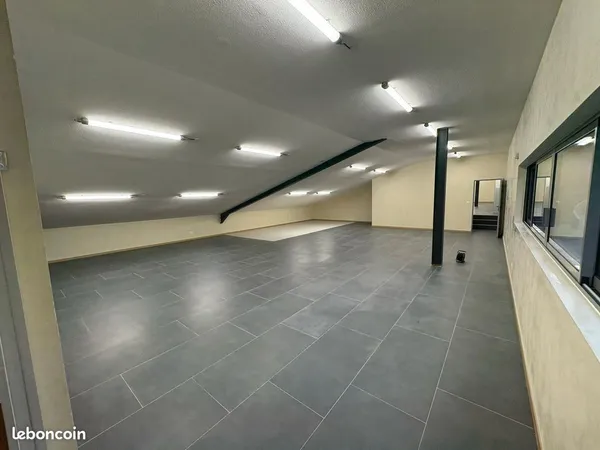 Local à Valserhone - 130 m2