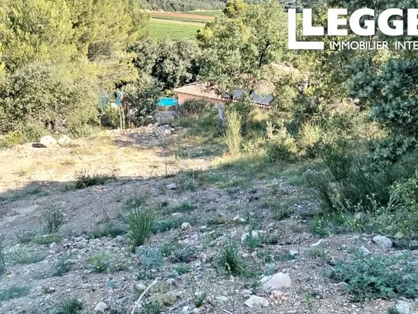 Terrain plat constructible avec permis déposé, viabilisé, de 1 273m², au calme cadre Idéal, Flassans
