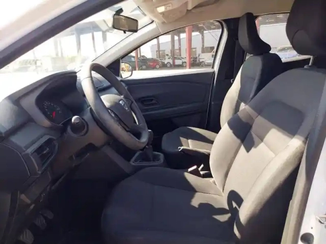 Dacia Sandero sce 65 — photo 9
