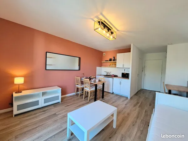 Studio meublé refait à neuf faculté La Rotonde Droit / AES